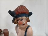 une petite statue représentant un garçon coiffé d'un chapeau
