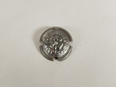 gros plan d'un objet métallique sur une surface blanche
