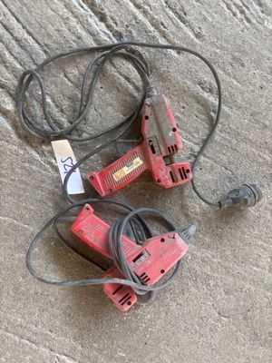 Deux pistolets à colle électriques rouges