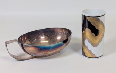 une tasse et une cuillère posées l'une à côté de l'autre sur une table