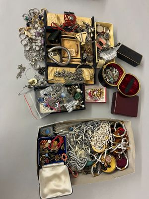 une boîte remplie de bijoux assortis sur une table