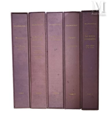 quatre livres sont alignés sur une surface blanche