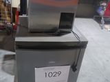 une machine posée sur une palette