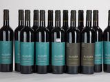 plusieurs bouteilles de vin sont alignées dans une rangée