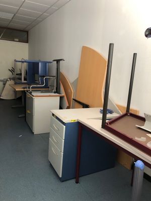 une photo d'une salle remplie de bureaux et de chaises