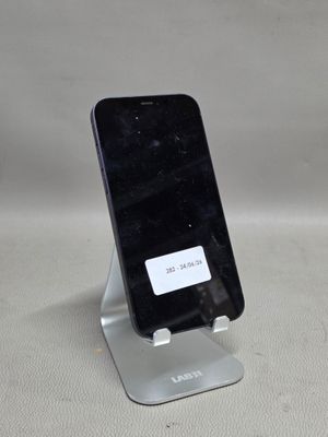 un téléphone portable posé sur un support