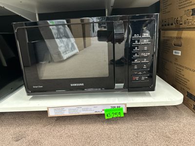 un micro-ondes posé sur une étagère dans un magasin