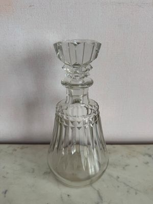 un vase en verre transparent posé sur un plan de travail en marbre