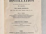 un livre avec un titre posé sur une table