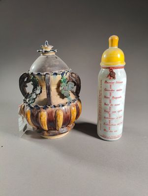 un biberon à côté d'un autre biberon sur une table