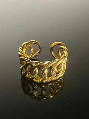 CHANEL. BRACELET rigide simulant de large mailles Métal doré…