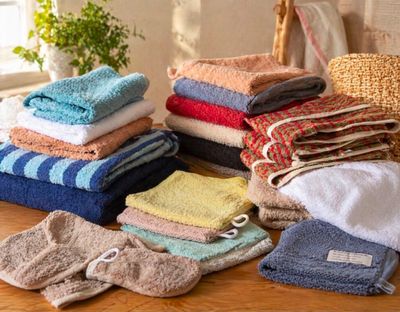 des serviettes empilées les unes sur les autres sur une table en bois