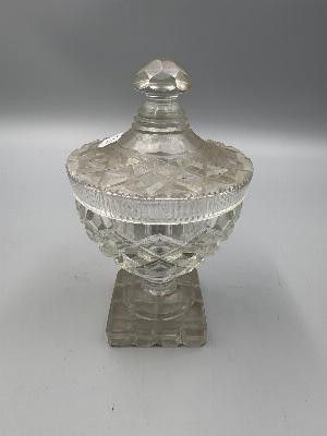 Drageoir en cristal (cassé) et petit flacon.