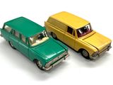 deux voitures jouets assises l'une à côté de l'autre sur une surface blanche