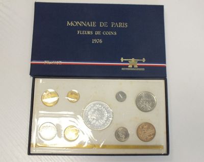 une boîte de pièces de monnaie posée sur une table