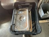 un plateau muni d'un couvercle posé sur une table à côté d'une poubelle