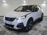 une voiture blanche est garée dans une grande pièce au sol en damier