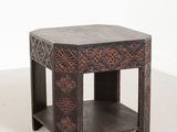 l'image d'une petite table en bois surmontée d'une étagère