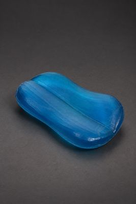un gros plan d'un objet en verre bleu posé sur une surface noire