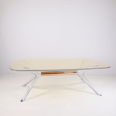 une photo d'une table basse en verre avec un piètement en bois