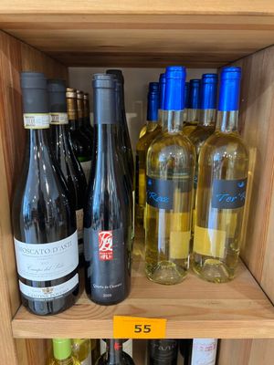 de nombreuses bouteilles de vin sur les étagères du magasin