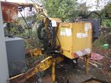 une machine jaune qui est garée dans la poussière