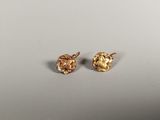 une paire de boucles d'oreilles en plaqué or sur fond blanc