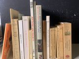 un grand nombre de livres posés sur une table