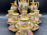 un ensemble de tasses et soucoupes à thé et à café roses et dorées