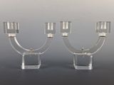 paire de bougeoirs en verre transparent avec des finitions en laiton