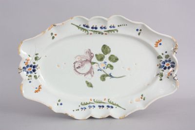 une assiette blanche avec un motif floral