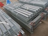 plusieurs cages métalliques empilées les unes sur les autres dans un entrepôt