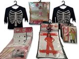 de nombreux articles, notamment un costume de squelette, un t-shirt et une paire de ciseaux