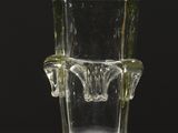 un vase en verre posé sur une table