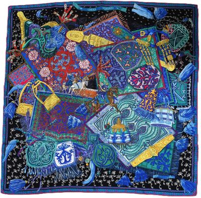 un gros plan sur une couette en patchwork aux couleurs vives, ornée d'oiseaux et de fleurs