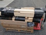 une charrette remplie de bois garée au bord de la route