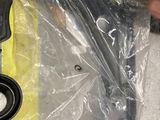 une personne allongée par terre, un couteau et un sac en plastique à la main