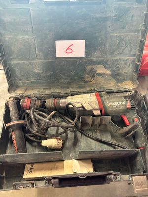 une boîte à outils qui contient tout un tas d'outils