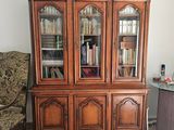 une grande bibliothèque en bois sur laquelle sont posés de nombreux livres
