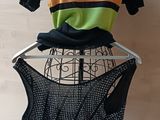 un mannequin vêtu d'une chemise multicolore