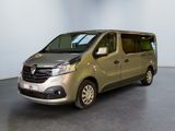 une camionnette argentée garée dans une pièce