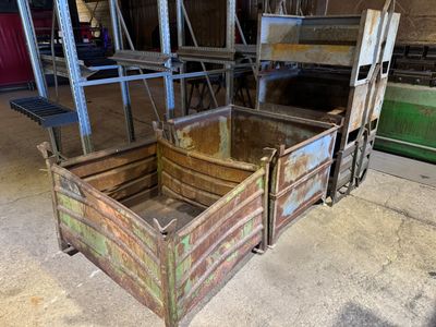une caisse en bois qui se trouve à l'intérieur d'un bâtiment