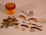 beaucoup de pièces et un couteau sur la table