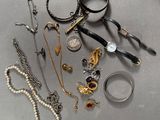 de nombreux types de bijoux sur la table