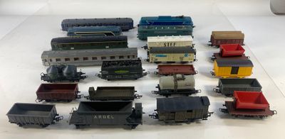 un grand nombre de trains miniatures qui se trouvent sur la table