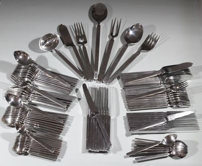 de nombreuses fourchettes et cuillères disposées sur la table