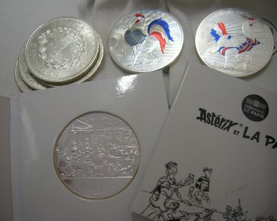quelques pièces sont posées sur une table, à côté d'une feuille de papier