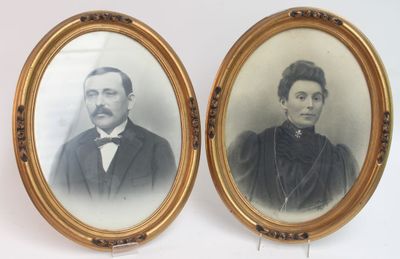 deux photos encadrées représentant deux hommes en costume et cravate ; l'un d'eux porte un nœud papillon et l'autre un smoking