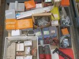 de nombreux cartons d'objets hétéroclites posés sur le sol