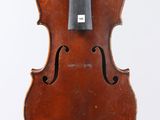 un vieux violon avec un archet suspendu à l'arrière